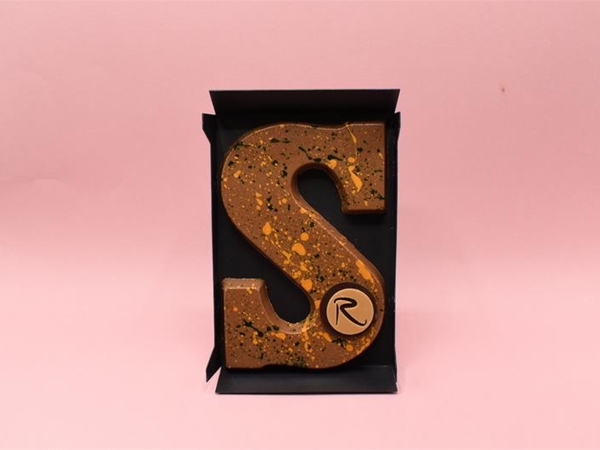 Pistache melk chocolade letter S