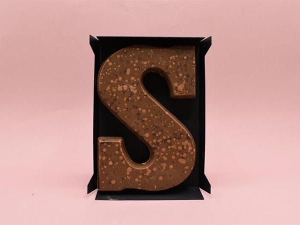 Hazelnoot melkchocolade letter S